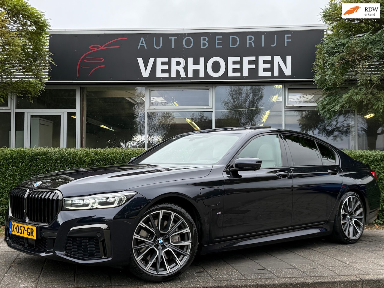 BMW 7-serie - 745e High Executive - M-SPORT PAKKET - APPLE CARPLAY - BOMVOL - STOEL VERW / VERKOEL ! - AutoWereld.nl