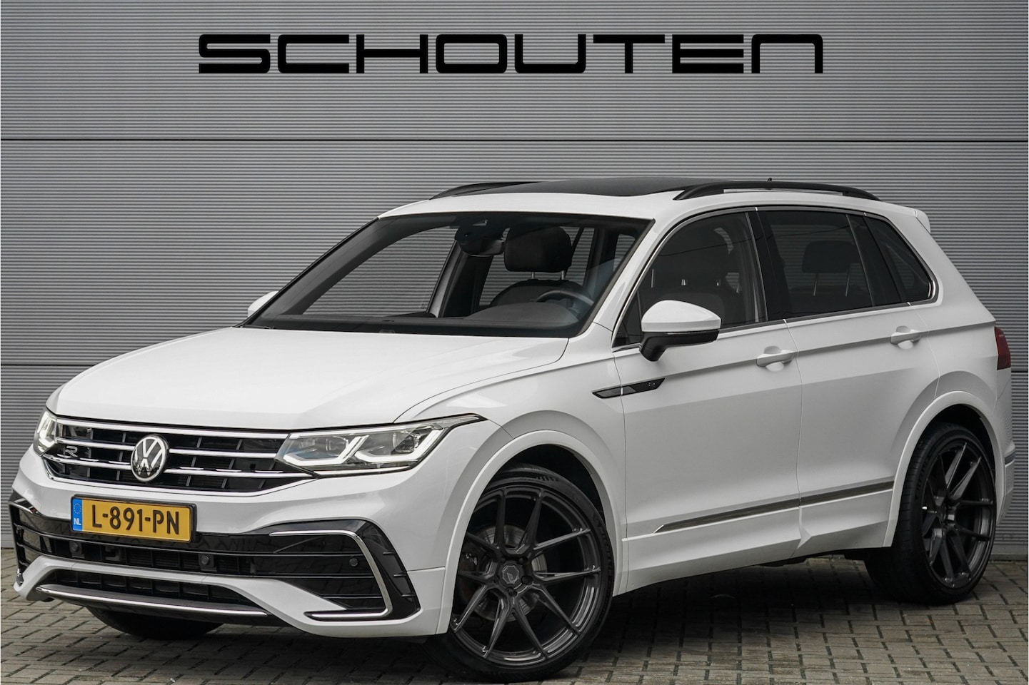 Volkswagen Tiguan - 1.5 TSI R-Line Pano ACC 21" BTW - AutoWereld.nl