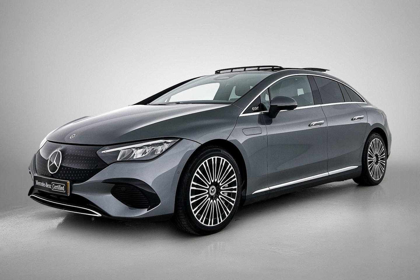 Mercedes-Benz EQE - EQE 300 Business Edition | Distronic | Schuifdak | Sfeerverlichting | LED | Parktronic met - AutoWereld.nl