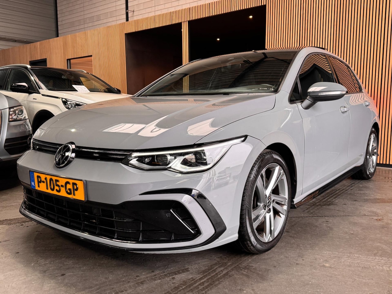 Volkswagen Golf - 1.5 eTSI R-Line Automaat Pano|IQlight|Camera - AutoWereld.nl