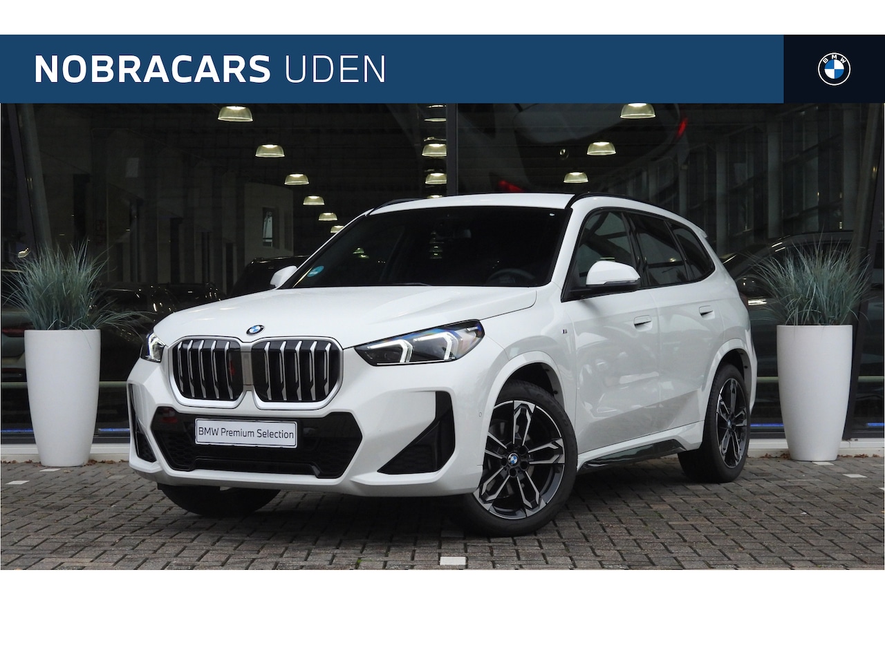 BMW X1 - sDrive20i M Sport Automaat / Trekhaak / Sportstoelen / Achteruitrijcamera / M Adaptief ond - AutoWereld.nl