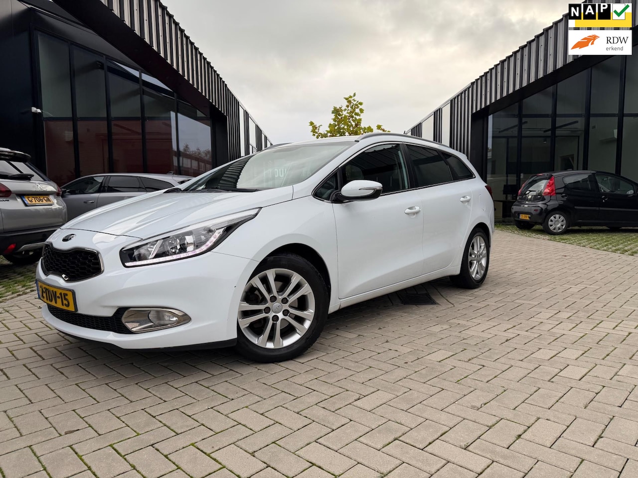 Kia Cee'd Sportswagon - 1.6 GDI Business Pack Clima Camera Navi NL Auto NAP - AutoWereld.nl