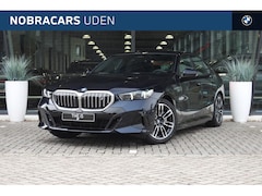 BMW i5 - eDrive40 M Sport / Panoramadak / Achteruitrijcamera / Adaptieve LED / Comfort Access / Sto
