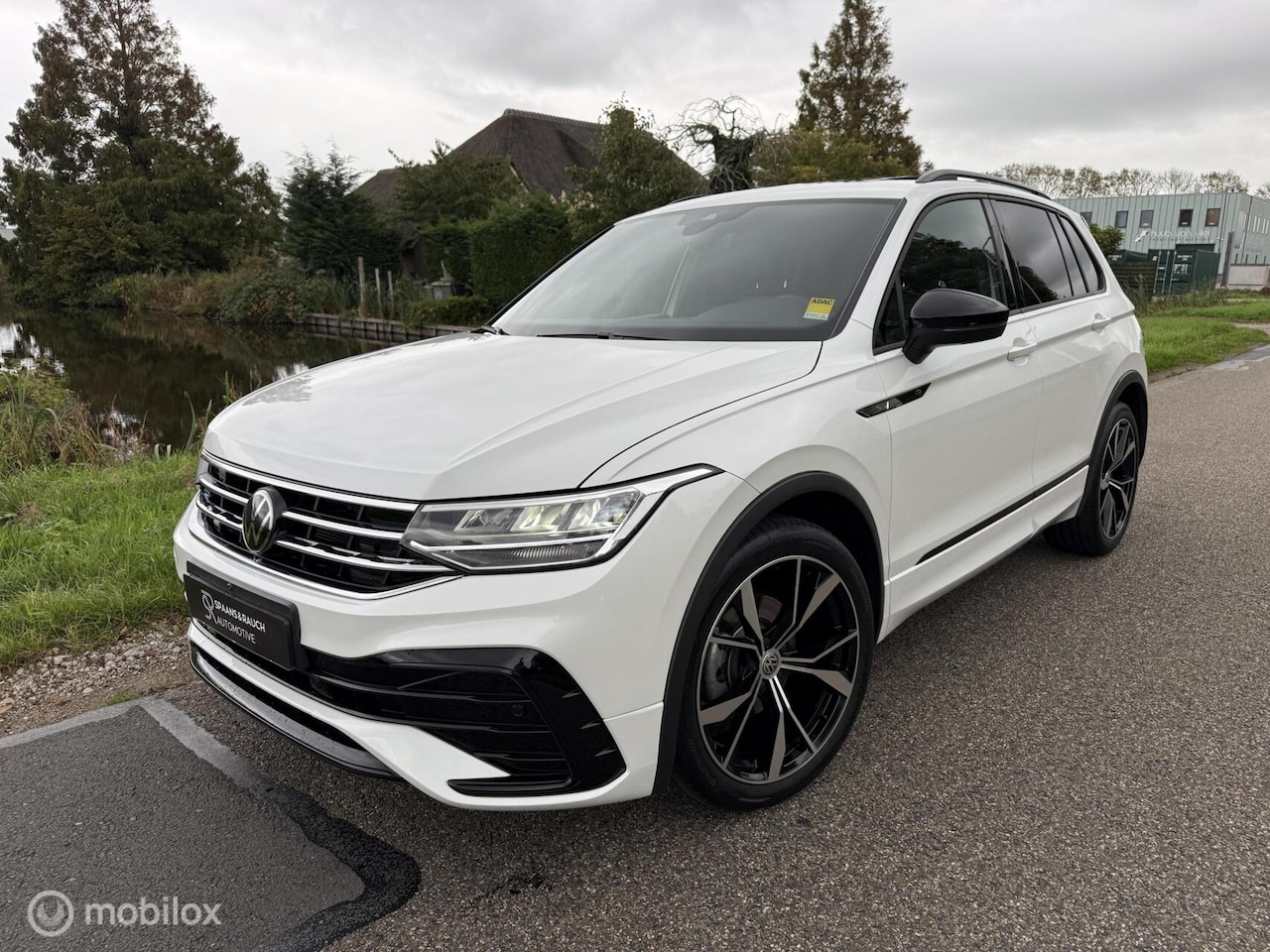 Volkswagen Tiguan - 1.5 TSI DSG R-Line / Pano / 360 / Leder - AutoWereld.nl