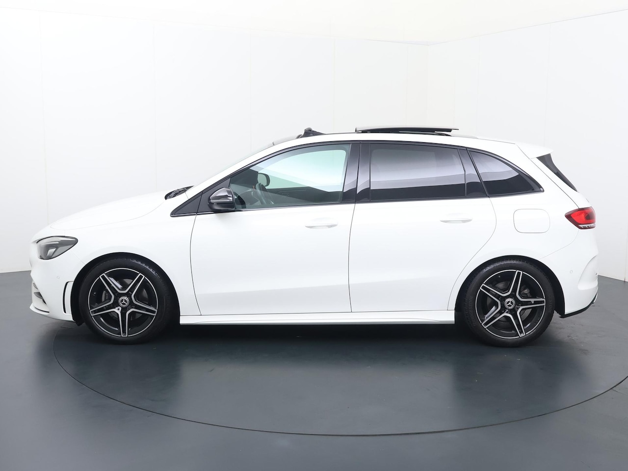 Mercedes-Benz B-klasse - 200 Business Solution AMG | 163 PK | Automaat | Panoramadak | Digitale cockpit | Multifunc - AutoWereld.nl