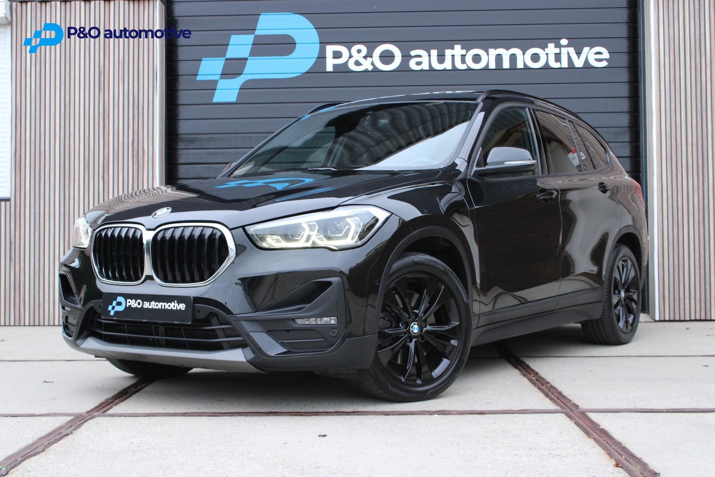 BMW X1 - xDrive25e PANO - HUD - LEDER - HARMAN/KARDON - CAMERA - AutoWereld.nl