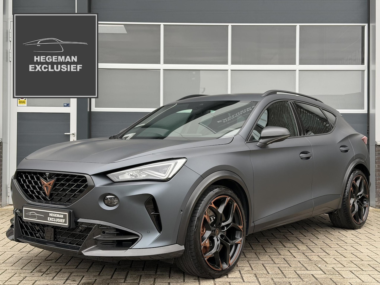 CUPRA Formentor - VZ5 2.5 TSI 4DRIVE | Carbon | Schaalstoelen | Elek. klep | 360 CAMERA | BEATS | KEYLESS | - AutoWereld.nl
