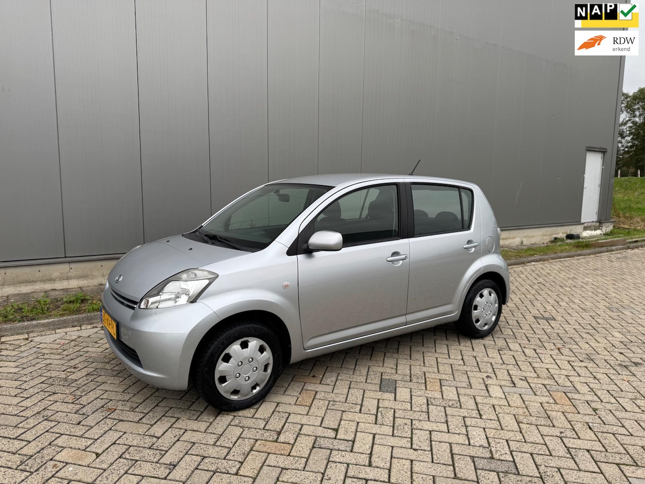 Daihatsu Sirion 2 - 1.0-12V Premium Stuurbekr Isofix 4xElekr Nap - AutoWereld.nl