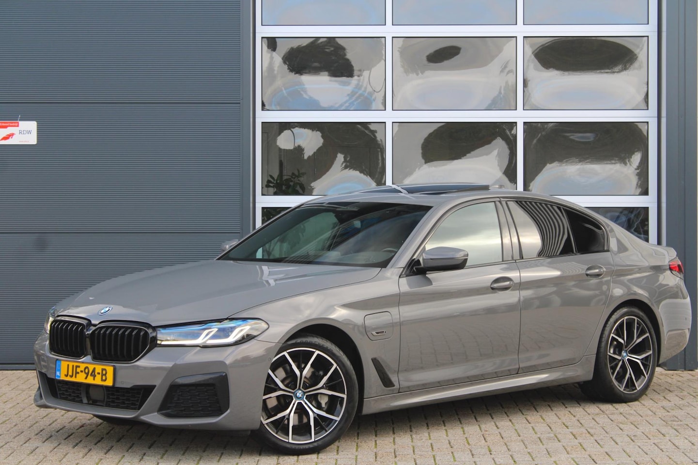 BMW 5-serie - 530e M-Sport Shadow | Laser | Pano | HK | HUD | ACC | Elek. Trekhaak - AutoWereld.nl