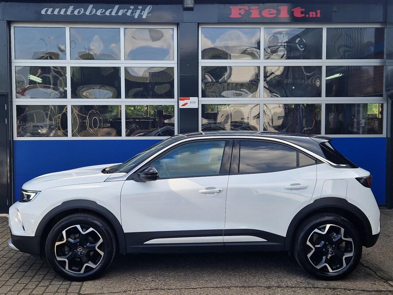 Opel Mokka - 1.2 Turbo Ultimate / Automaat / Adaptive cruise control / Blind spot / Camera / Apple carp - AutoWereld.nl