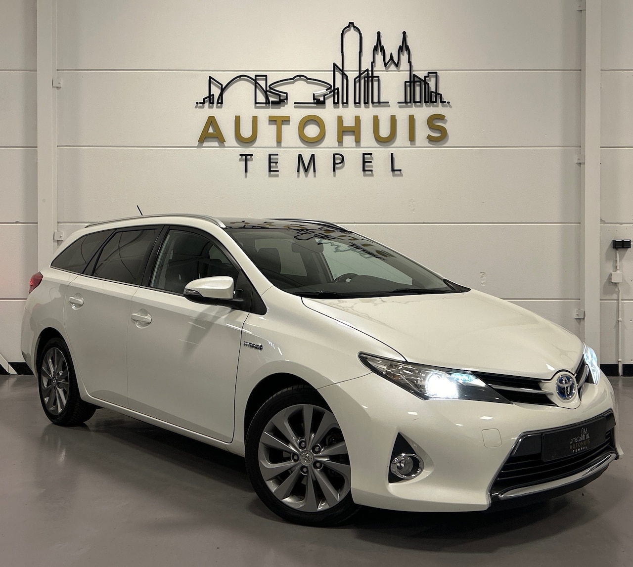 Toyota Auris Touring Sports - 1.8 Hybrid Lease Nap Automaat Airco Climate Cruise Trekhaak Camera Led - AutoWereld.nl