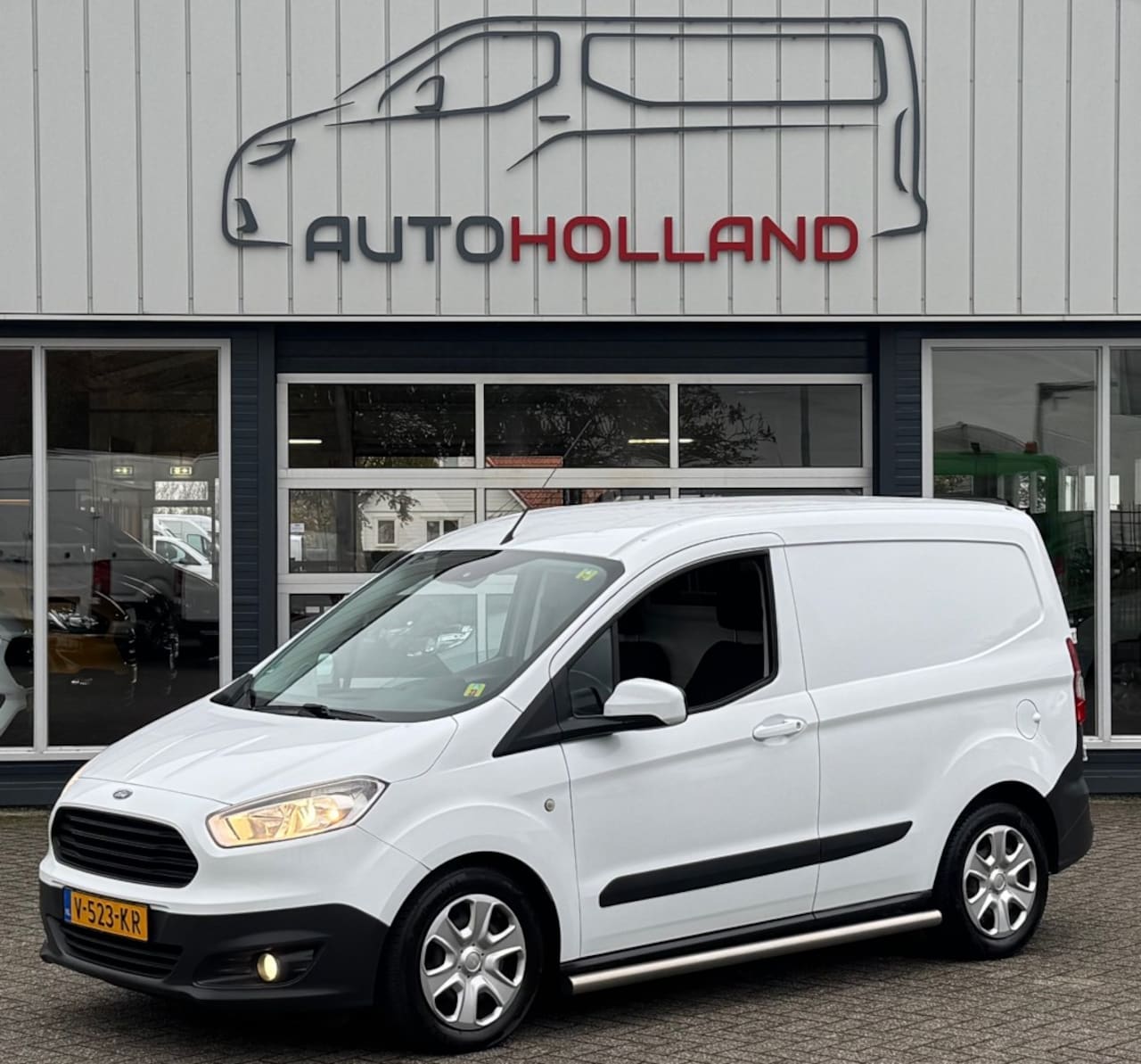 Ford Transit Courier - 1.5 TDCI 55KW 75PK EURO 6 AIRCO/ TREKHAAK// SCHUIFDEUR/ 100% DEALERONDERHOUDEN - AutoWereld.nl