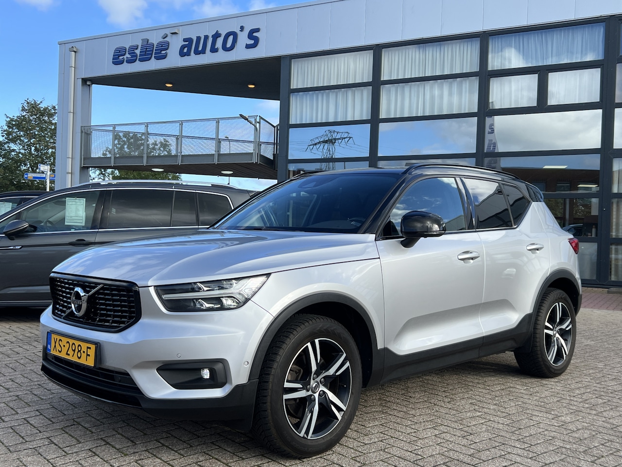 Volvo XC40 - 2.0 T4 Automaat 190 pk AWD R-Design Navigatie Trekhaak 2000 kg Panoramadak ACC Pilot Assis - AutoWereld.nl