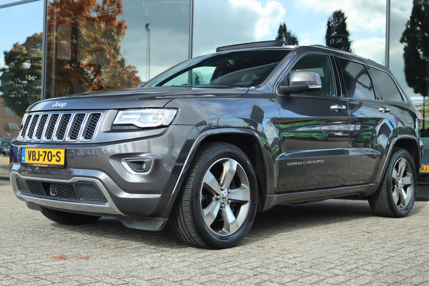Jeep Grand Cherokee - 3.0 CRD AUT. LIMITED 4X4 GRIJS KENTEKEN *MARGE* | PANO | TREKHAAK | LEDER | NAVI | KEY-LES - AutoWereld.nl