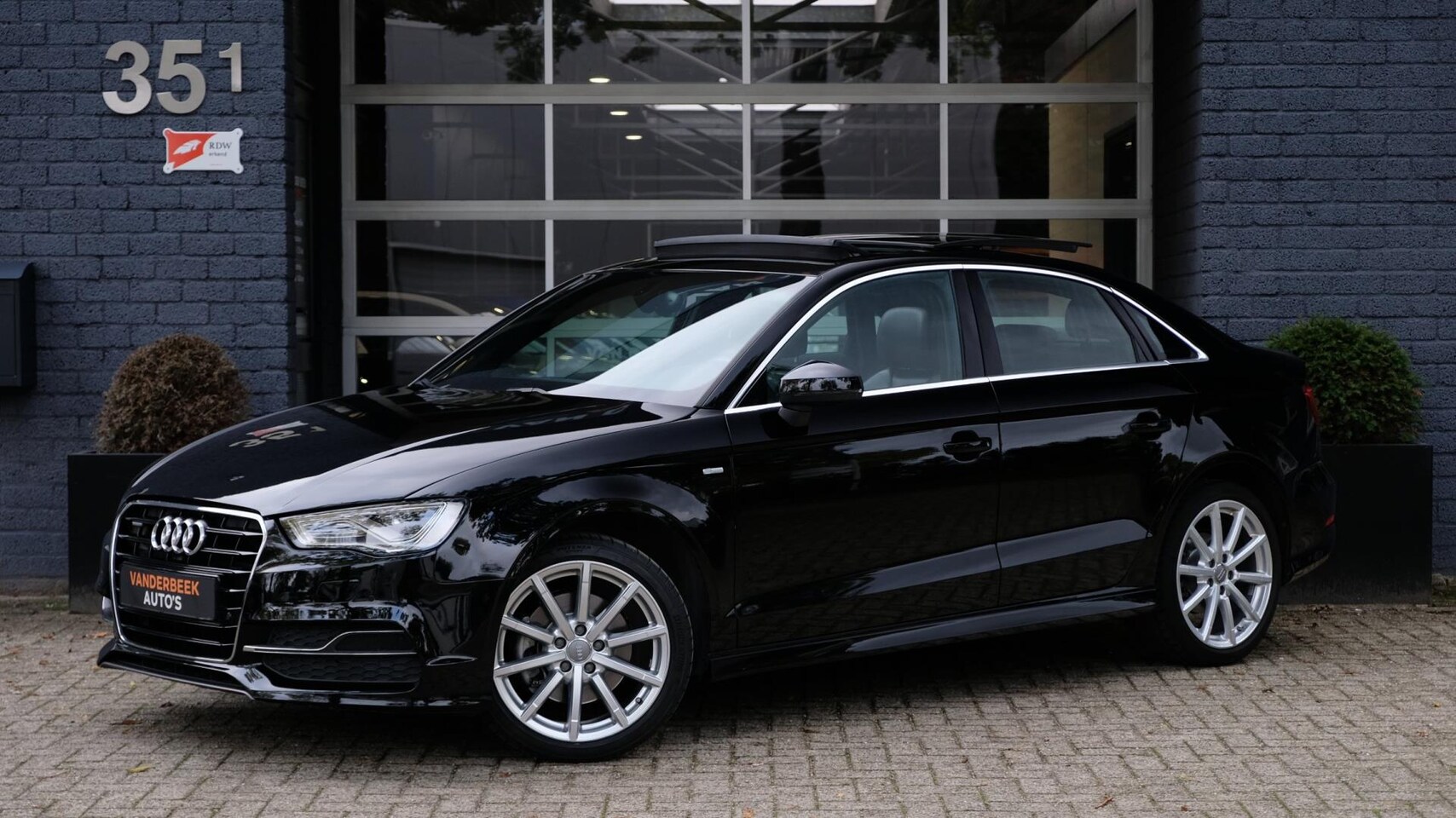 Audi A3 - 2.0 TFSI quattro S-edition 220PK PANO LEDER CAMERA - AutoWereld.nl