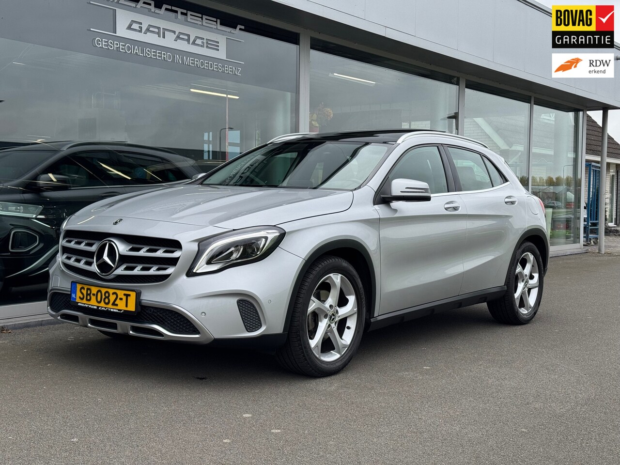 Mercedes-Benz GLA-Klasse - 180 Business Solution AMG automaat / panoramadak , apple-carplay, achteruitrijcamera - AutoWereld.nl