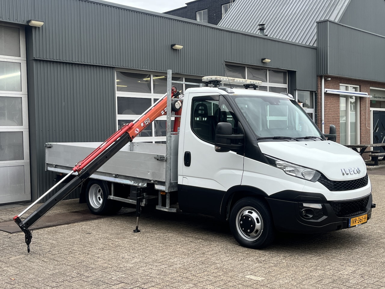 Iveco Daily - 35C15 3.0 345 Maxilift Laadkraan Airco Cruise controle Trekhaak 3500kg trekgewicht 3-Perso - AutoWereld.nl