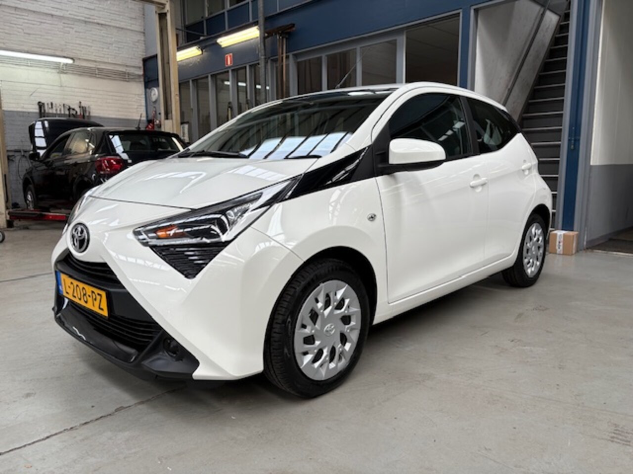 Toyota Aygo - 1.0 VVT-i 72pk 5D x-play | Navigatie | Camera | Apple carplay / Android auto | Airco | NAP - AutoWereld.nl