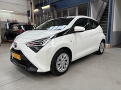 Toyota Aygo - 1.0 VVT-i 72pk 5D x-play | Navigatie | Camera | Apple carplay / Android auto | Airco | NAP