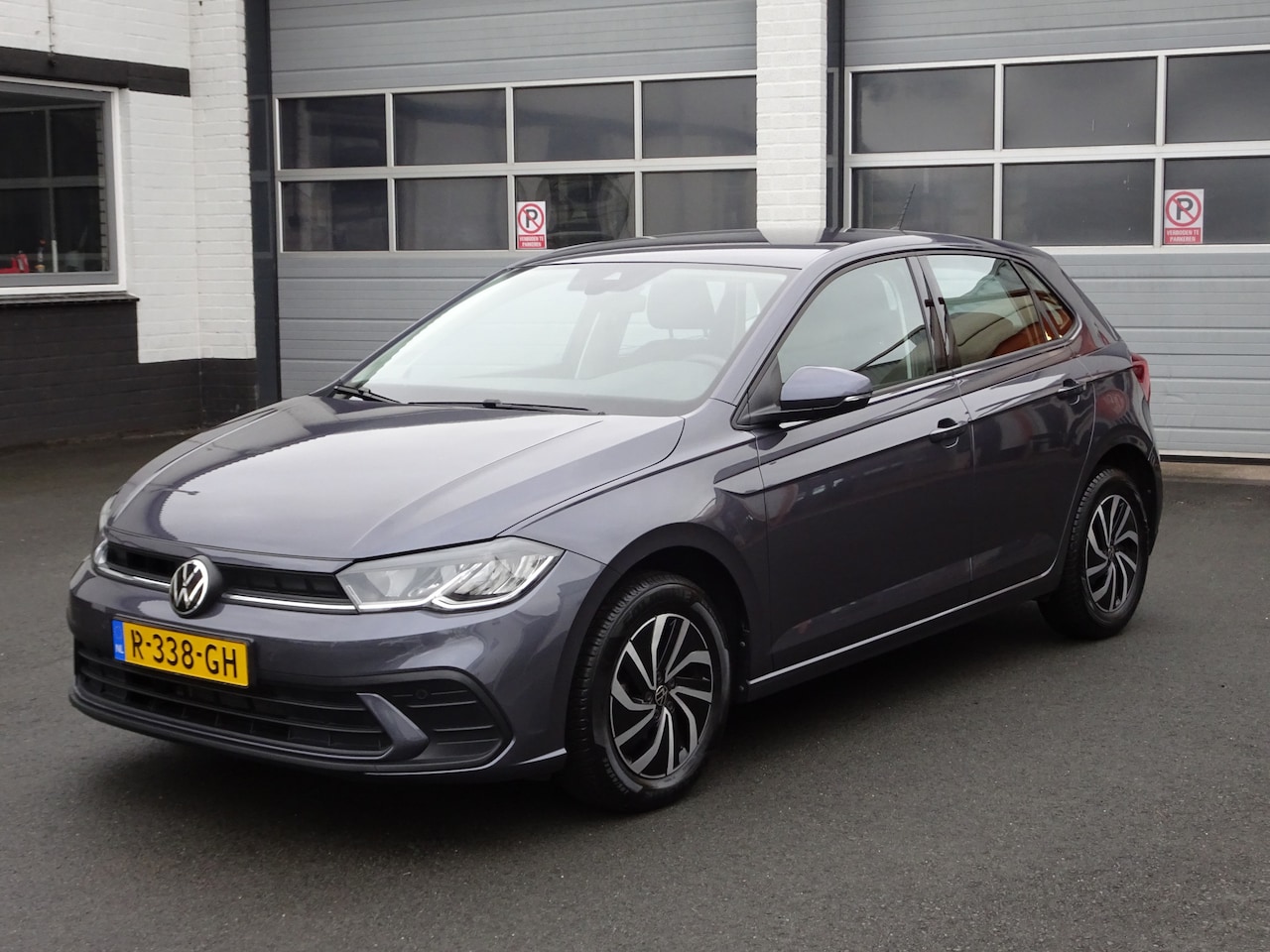 Volkswagen Polo - 1.0 TSI Life Business Automatische airco, navigatie, parkeersensoren voor en achter, cruis - AutoWereld.nl