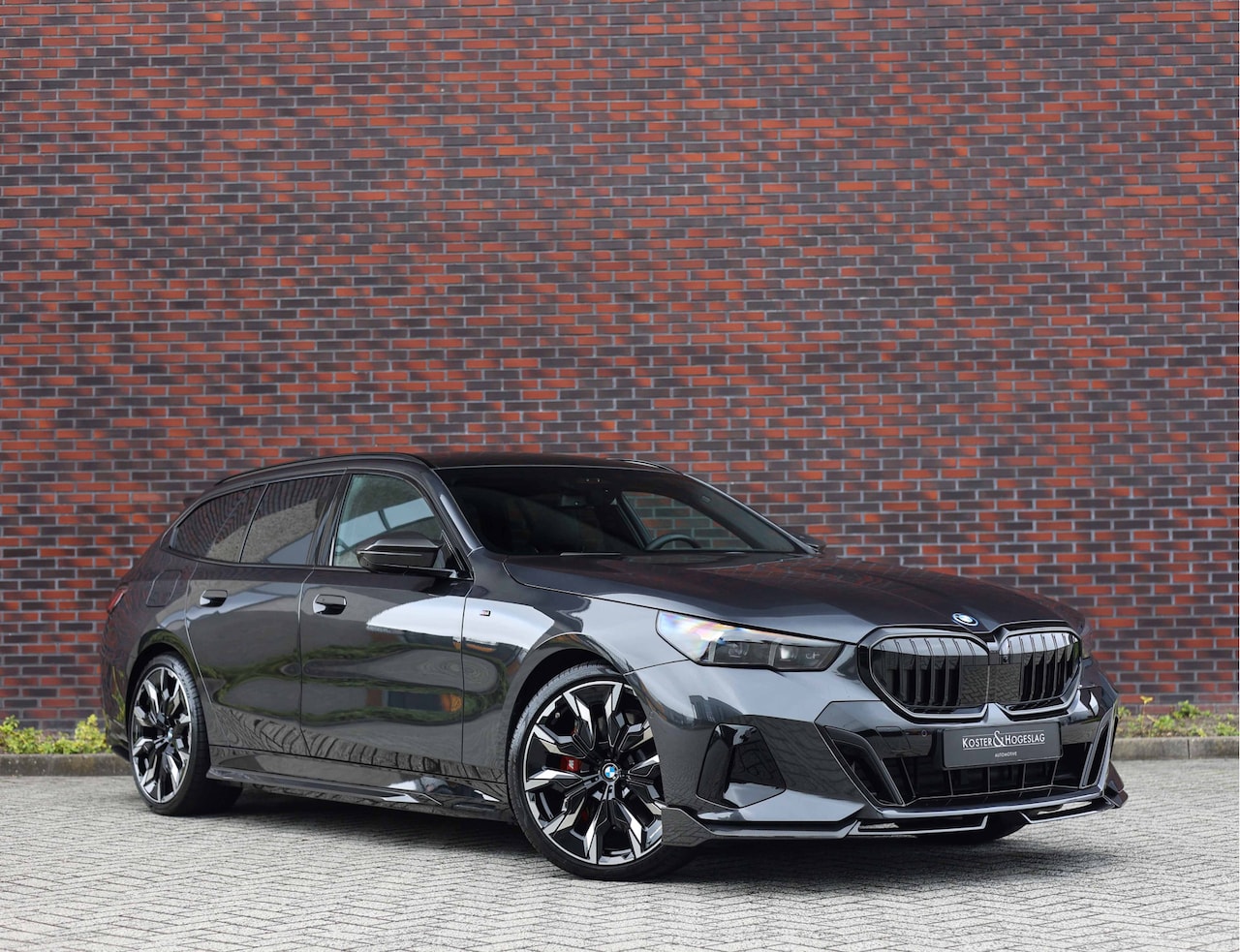 BMW 5-serie Touring - 550e xDrive | M Performance - Pano - Trekhaak - HUD - AutoWereld.nl