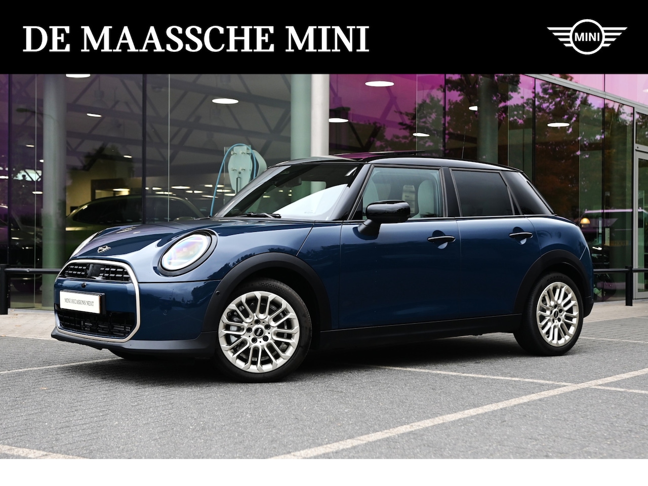 MINI Cooper - Hatchback C Automaat / Favoured / Pakket L / 17" U-Spoke vibrant silver - AutoWereld.nl