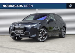 BMW iX - xDrive60 / Trekhaak / Parking Assistant Professional / Soft-Close / Adaptieve LED / Stoelv