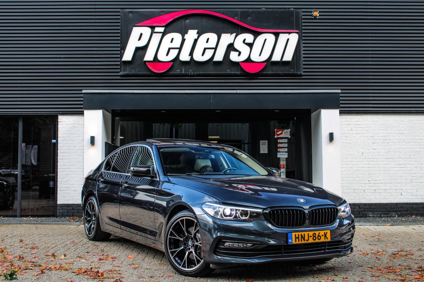 BMW 5-serie - 520i SPORT PANO CAMERA MEMORY LEDER LED CRUISE - AutoWereld.nl
