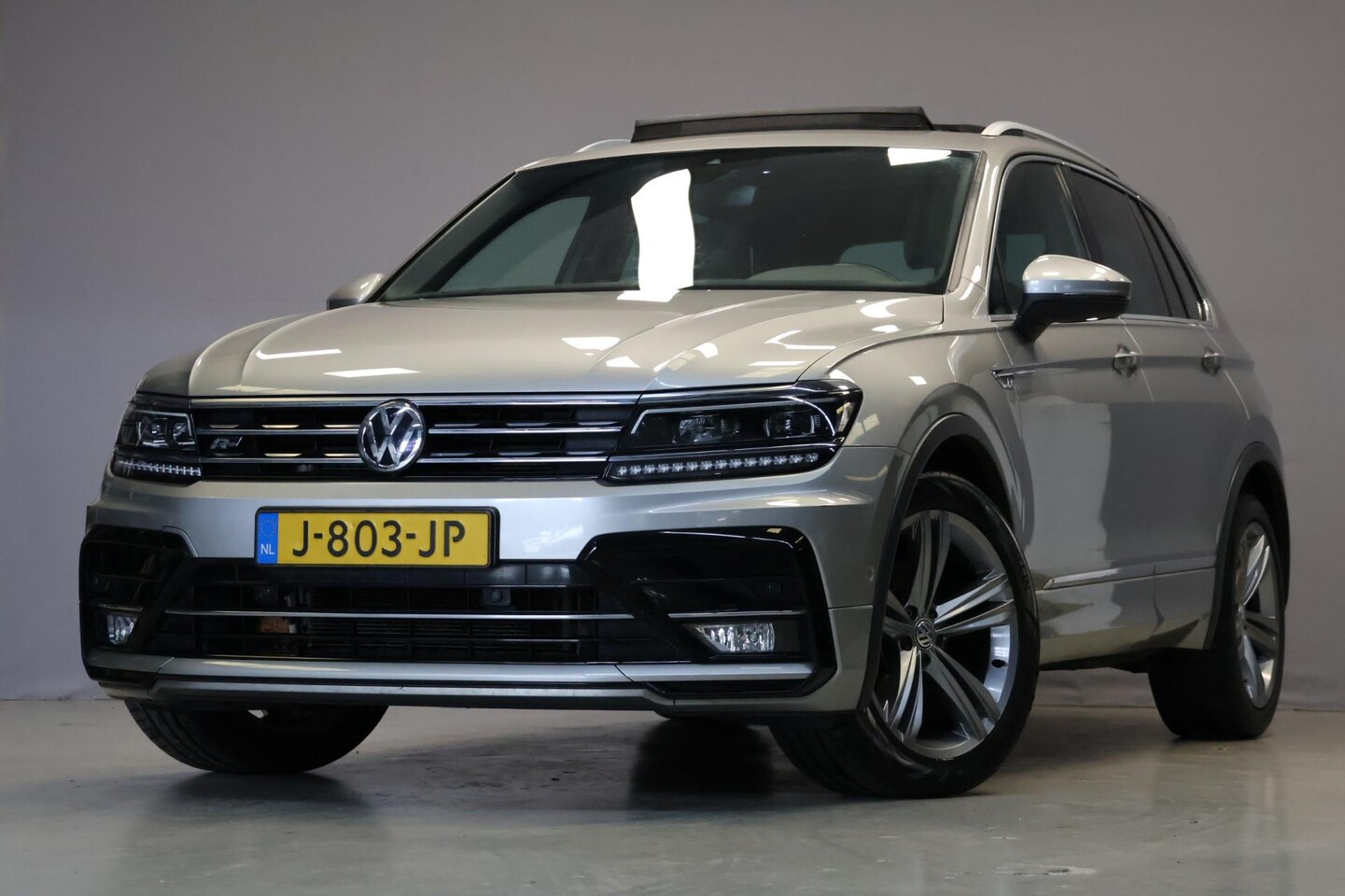 Volkswagen Tiguan - 1.5 TSI CL Business R Line |Pano|Virtual| - AutoWereld.nl