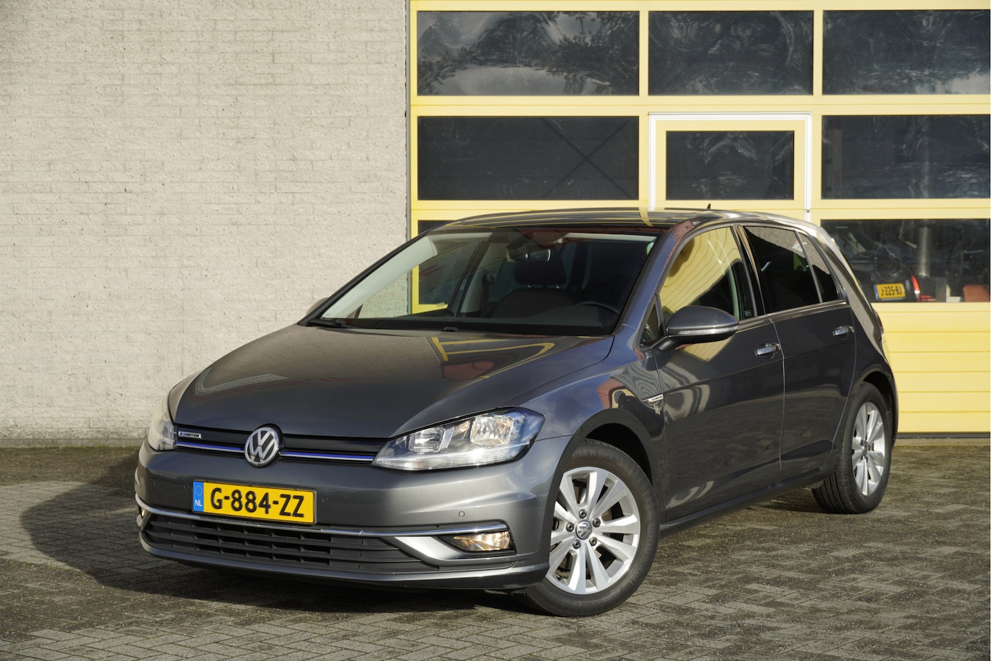Volkswagen Golf - 1.5 TSI 131PK! 5drs Highline BJ2020 Lmv 16" | Led | Pdc | Navi | Dynamische knipperlichten - AutoWereld.nl
