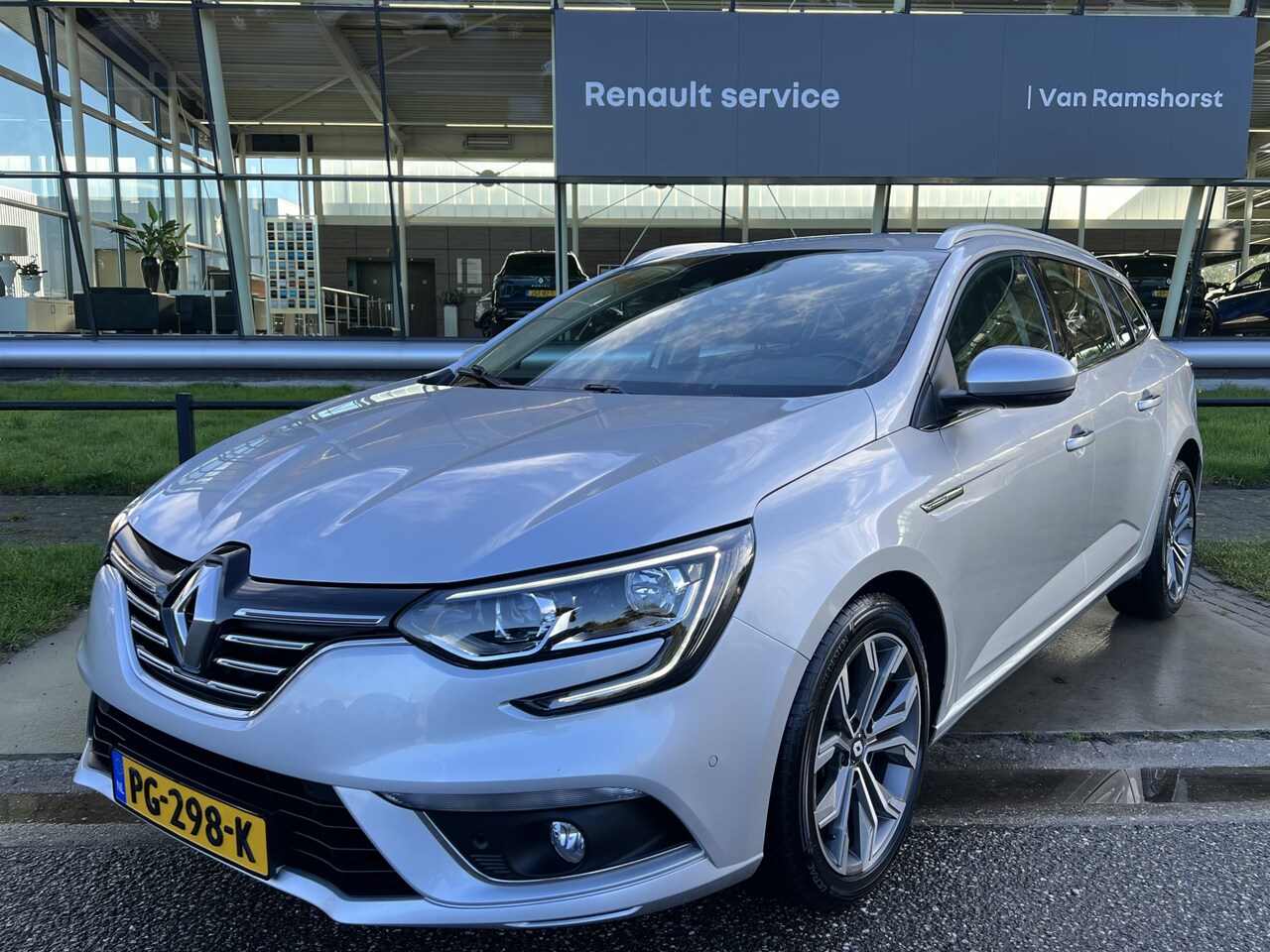 Renault Mégane Estate - 1.5 dCi Limited / Distr. vv / Trekhaak / Keyless / PDC 360' / Camera / Lane assist / Cruis - AutoWereld.nl