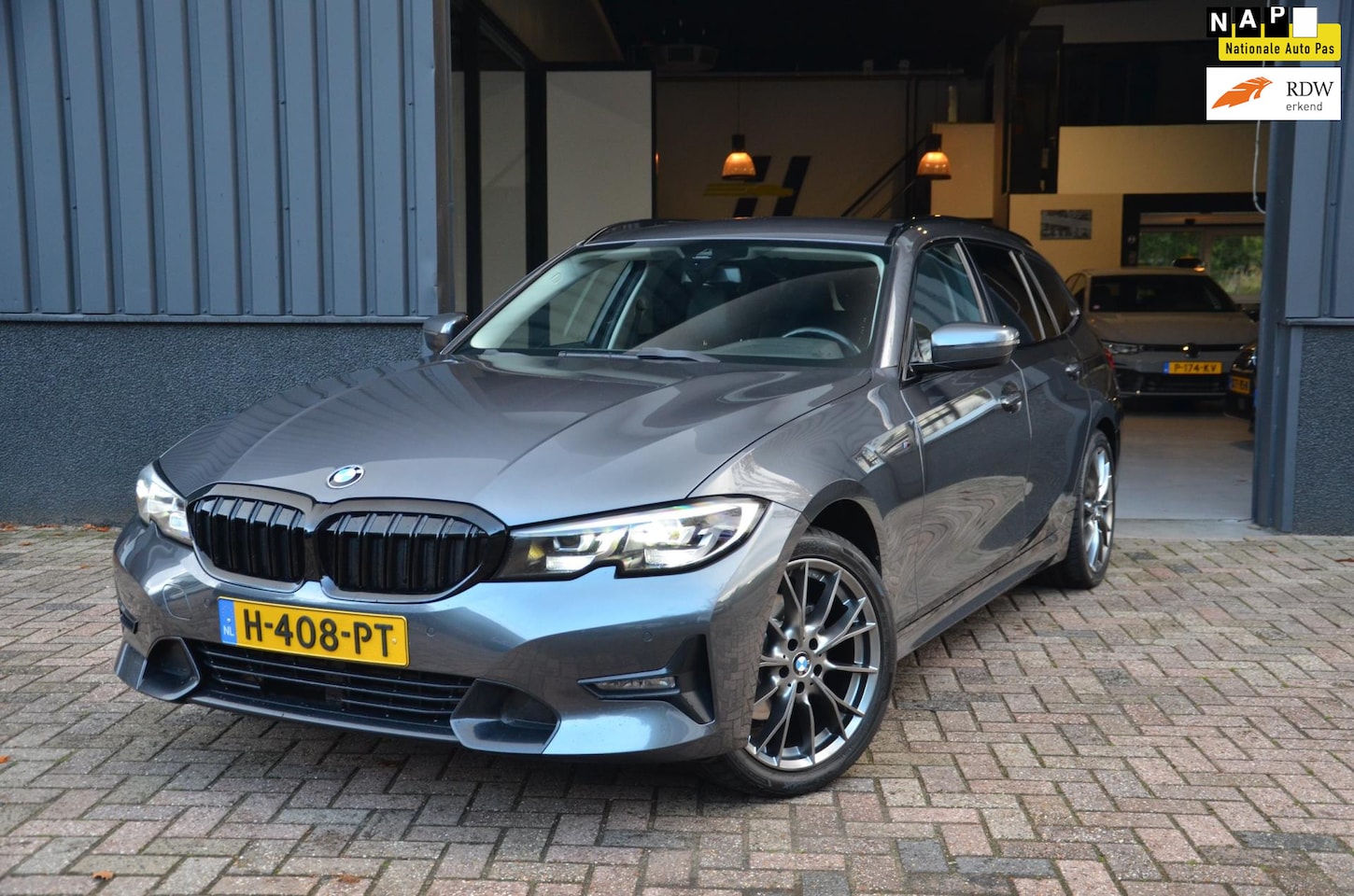 BMW 3-serie Touring - 320i Executive Edition 320i Executive Edition, Hollands, NAP - AutoWereld.nl