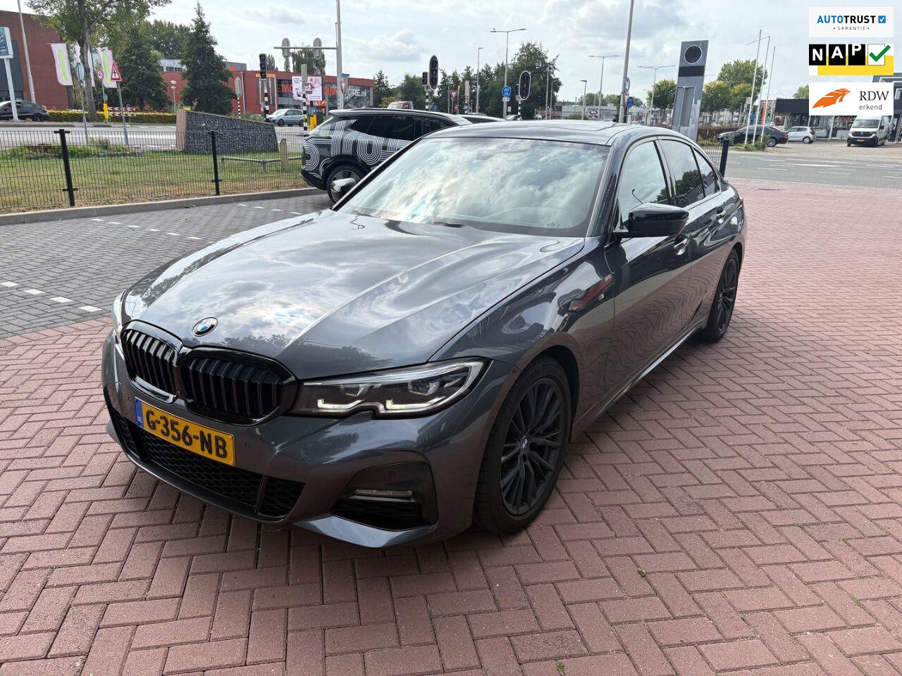 BMW 3-serie - 320i High Executive M-SPORT VOL! SCHUIFDAK l H/K l HUD l 360 l DAB l M-PERF REMMEN l ORG.N - AutoWereld.nl