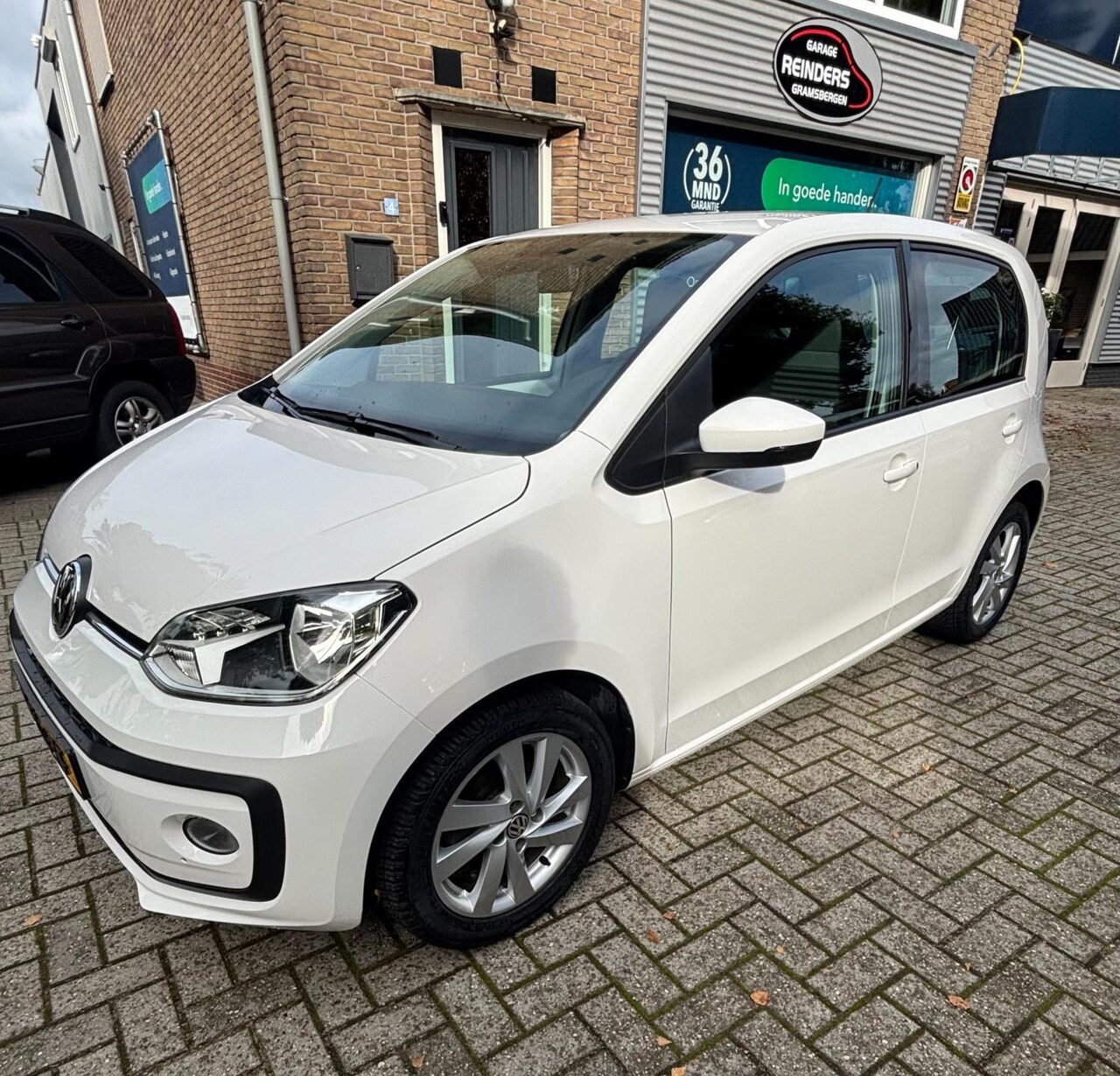 Volkswagen Up! - 1.0 BMT move up! / Stoelverwarming / PDC / Bluetooth/ LM velgen A/S banden - AutoWereld.nl