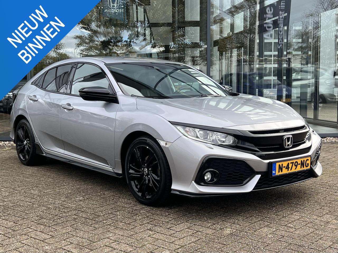 Honda Civic - 1.0 i-VTEC Black Edition | ACHTERUITRIJCAMERA | LM VELGEN | NAVIGATIE | STOELVERWARMMING | - AutoWereld.nl