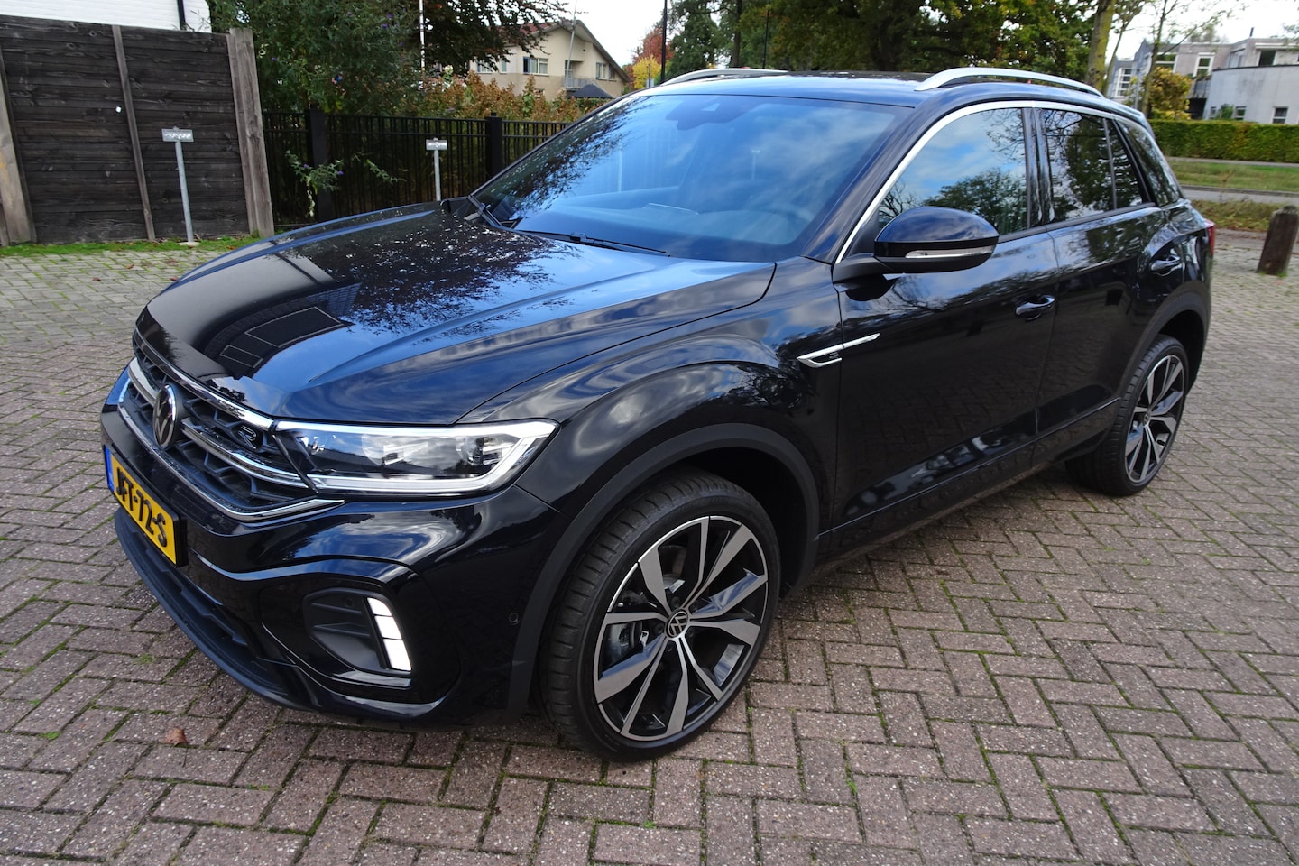 Volkswagen T-Roc - 1.5 TSI R-Line Edition *150pk AUTOMAAT * AIRCO * 19 inch LMV * CARPLAY * Kamera *Trekhaak* - AutoWereld.nl