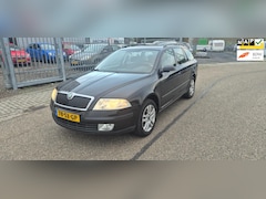 Skoda Octavia Combi - 1.6 FSI Ambiente / APk gekeurd tot 03-08-2026 / Trekhaak / Airco / CruiseC /