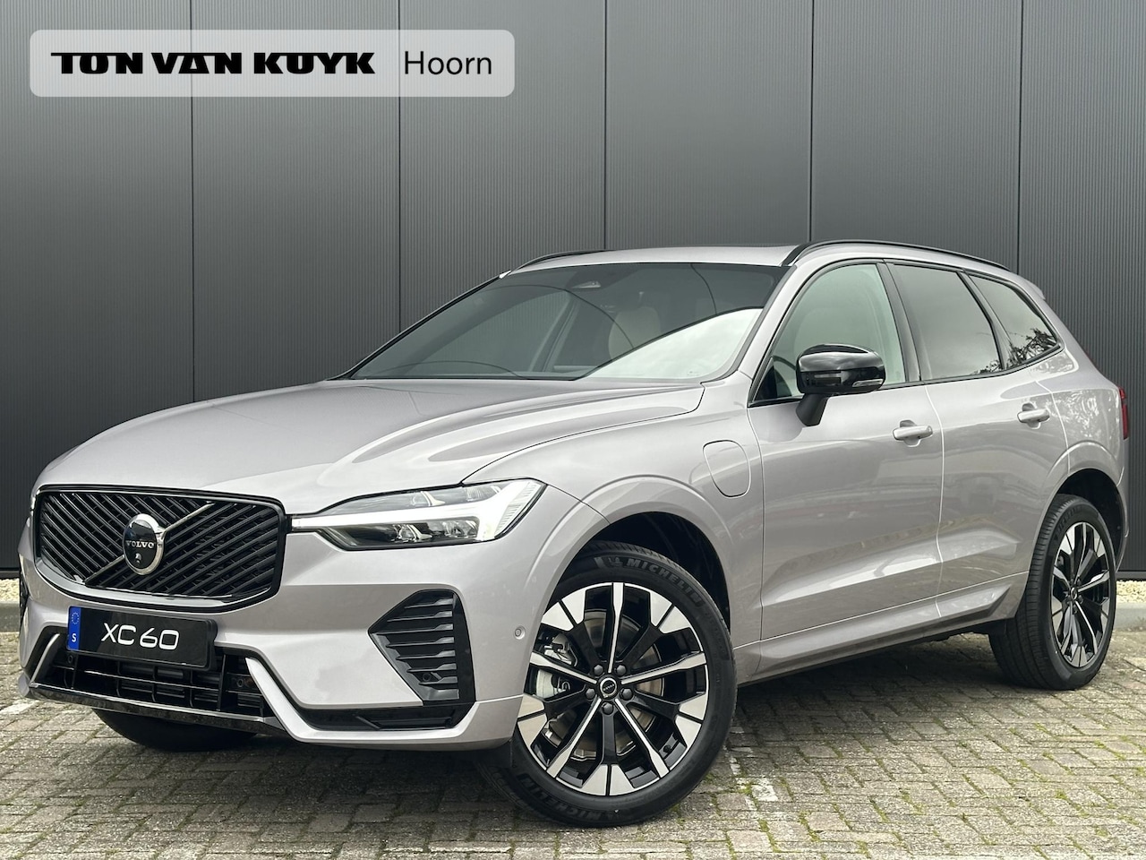 Volvo XC60 - 2.0 T6 Plug-in hybrid AWD Plus Dark 360 Camera / Head-up display / Harman Kardon audio / P - AutoWereld.nl
