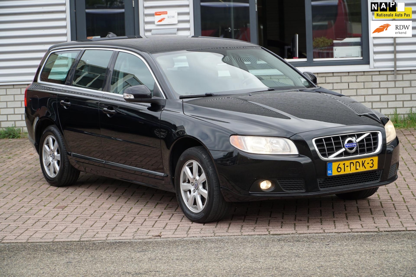 Volvo V70 - 2.0T Kinetic EERSTE EIGENAAR - AutoWereld.nl
