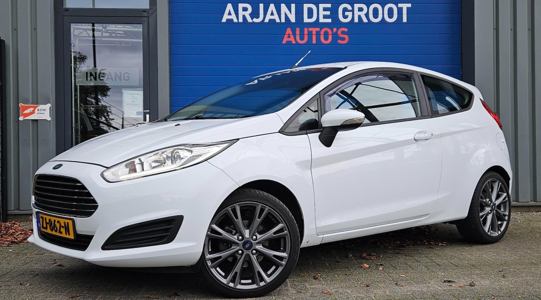 Ford Fiesta - 1.25 60PK Airco Led Usb 17" LM velgen 4 cilinder! Trekhaak - AutoWereld.nl