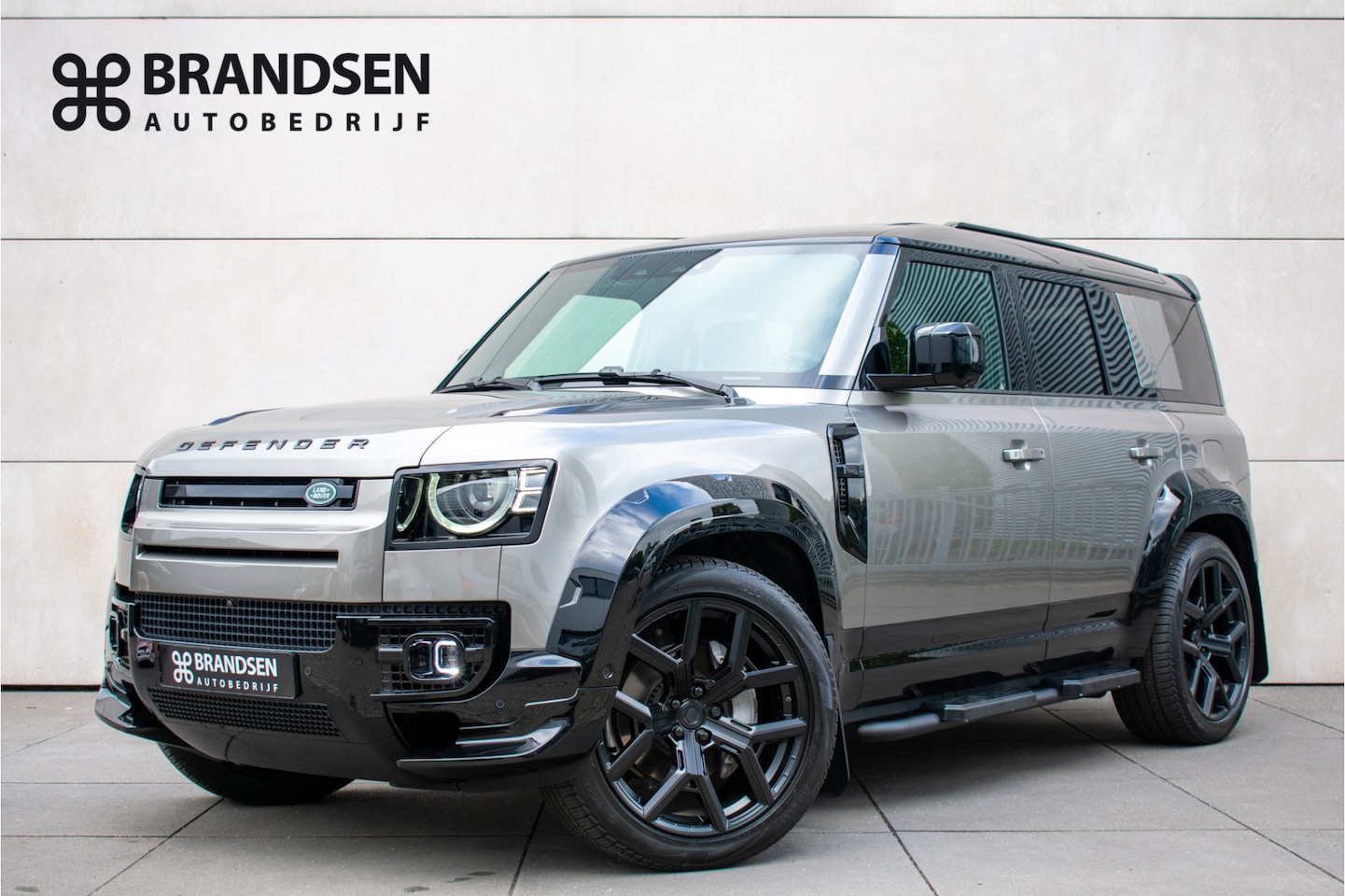 Land Rover Defender 110 - 2.0 P300e 110 X-Dynamic HSE -6Pers-Urban Pakket-Milltek-Pano-Trekhaak-ACC- - AutoWereld.nl