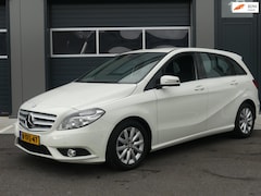 Mercedes-Benz B-klasse - 180 Automaat 122PK Ambition Airco Cruise Control Navigatie LED PDC V+A 2 Sleutels + Boekje