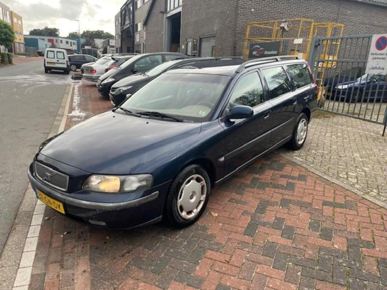 Volvo V70 - 2.4 Comfort Line! Trekhaak! Boekjes! Leder! - AutoWereld.nl