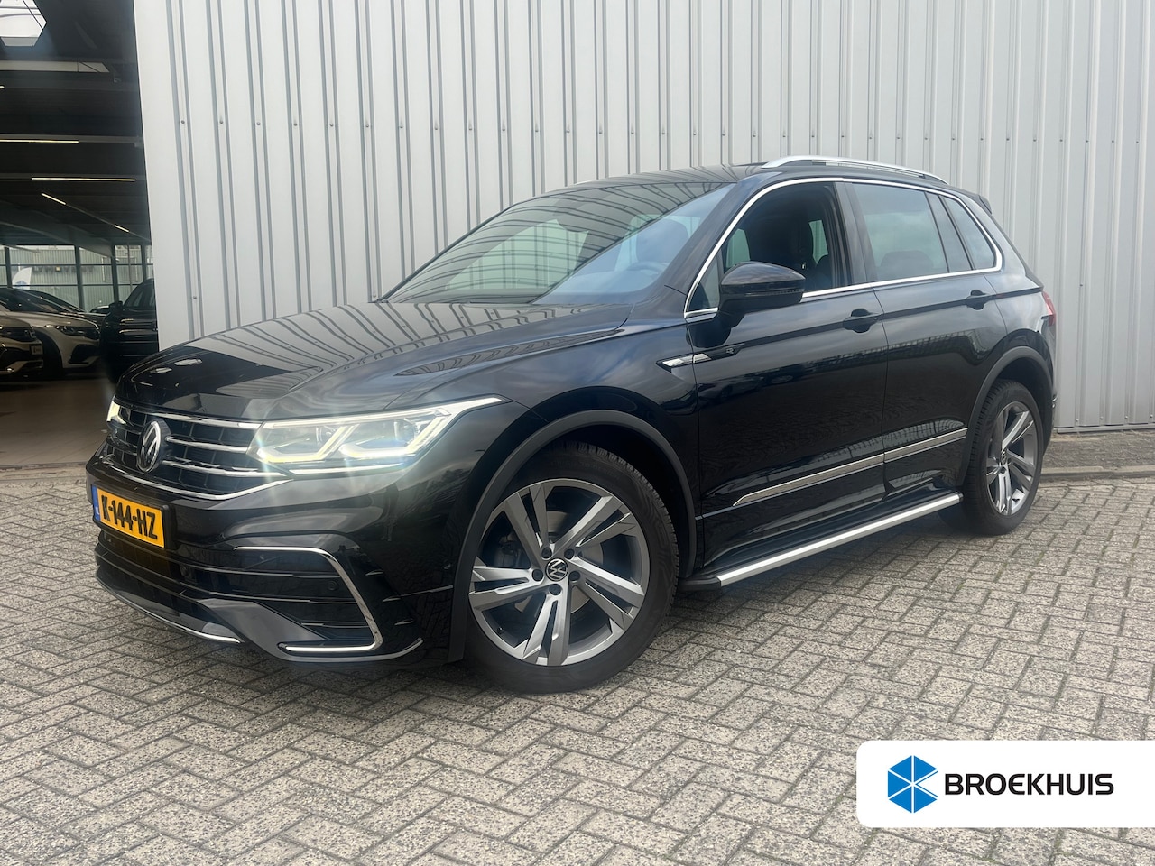 Volkswagen Tiguan - 1.5 TSI R-Line Business+ | Electrische stoelen met geheugen | Elektrisch bedienbare achter - AutoWereld.nl