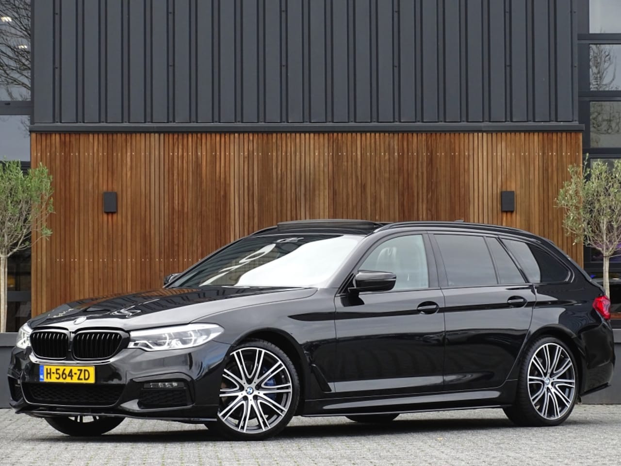 BMW 5-serie Touring - 530i 252PK / M-Sport / Individual / panormadakraam / *NAP* - AutoWereld.nl