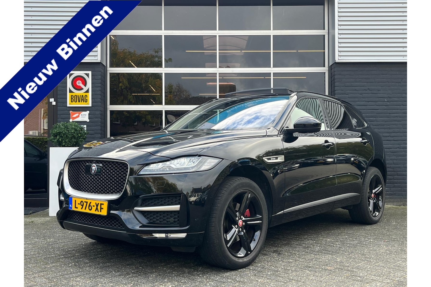 Jaguar F-Pace - 2.0t AWD R-Sport 2.0t AWD R-Sport, Automaat, Pano, Camera, Cruise, Median, Memory - AutoWereld.nl