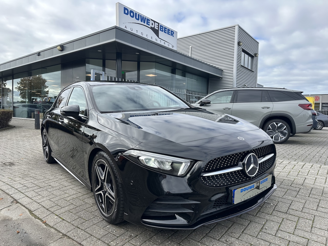 Mercedes-Benz A-klasse - 250 AMG Line Night Pano-Dak | Brabus Uitlaat | Burmester | Camera - AutoWereld.nl