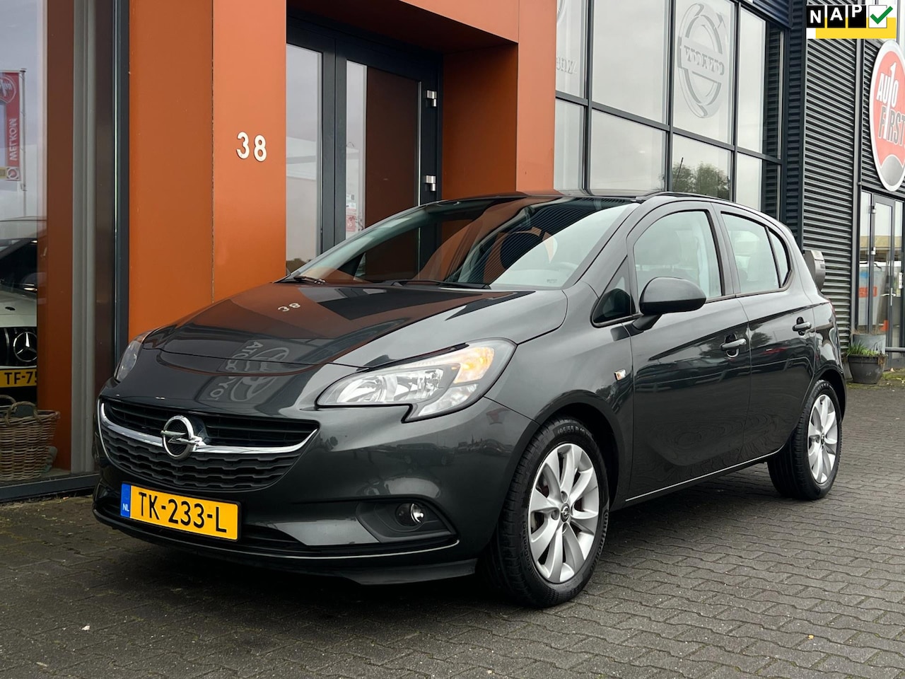 Opel Corsa - 1.4 Favourite|Carplay|DAB|Cruise|PDC|Navi|Airco - AutoWereld.nl