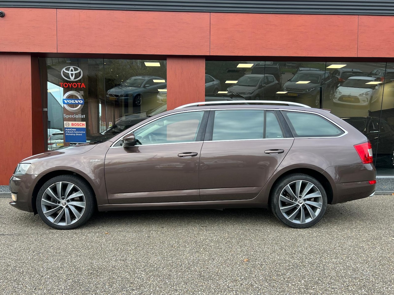 Skoda Octavia Combi - 1.8 TSI 4X4 Laurin & Klement | DSG | PANO | TREKHAAK - AutoWereld.nl