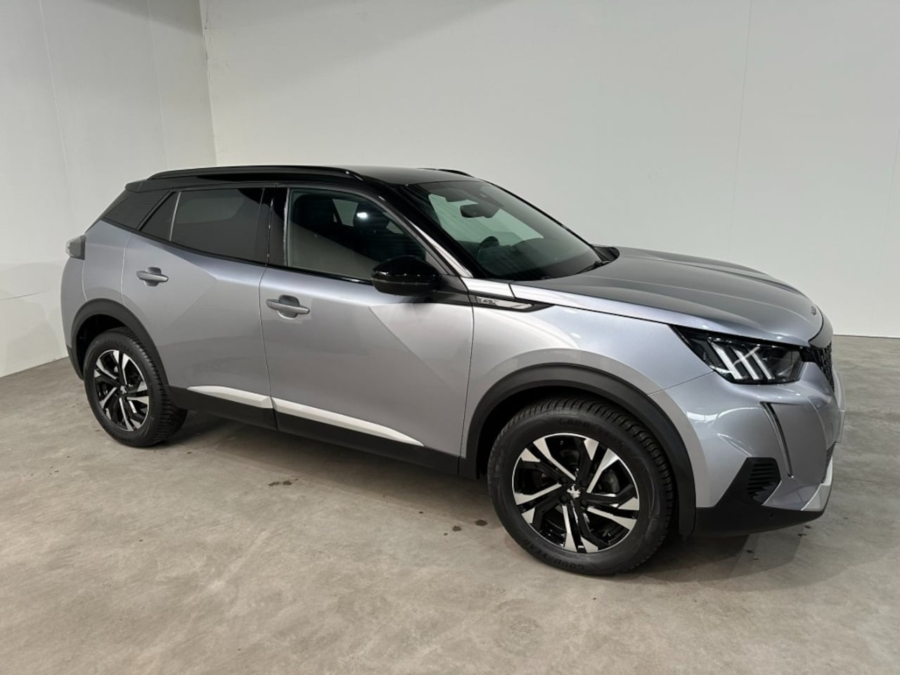 Peugeot 2008 - GT, 130PK,Automaat, PDC,Nav, camera,4 seizoenenbanden,stoelverw. - AutoWereld.nl